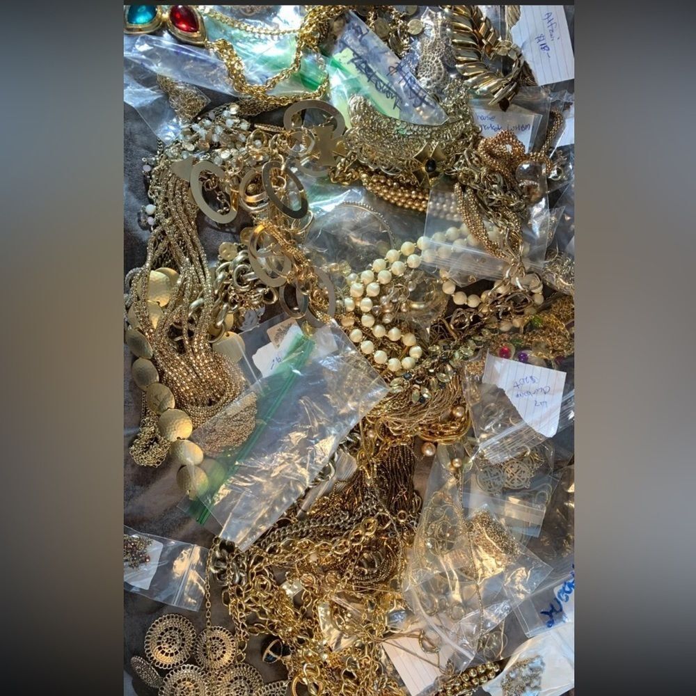 3 LBs vintage Costume Jewelry Lot~ All Wearable Gold silver pearls - Picture 2 of 7